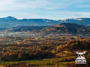 Równia pod Śniezką panorama Karkonoszy dron