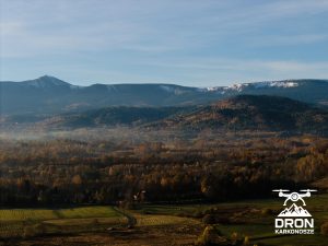 Równia pod Śniezką panorama Karkonoszy z drona