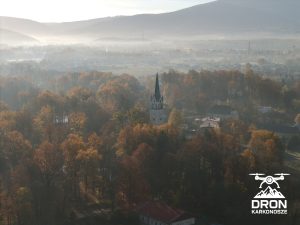Kościół Mysłakowice zdjęcie dron