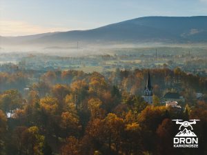 Kościół Mysłakowice zdjęcie z drona