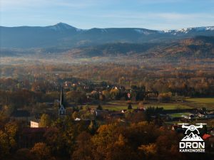 Kościół Mysłakowice zdjęcie z drona 2