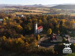 Kościół Mysłakowice zdjęcie z drona 4