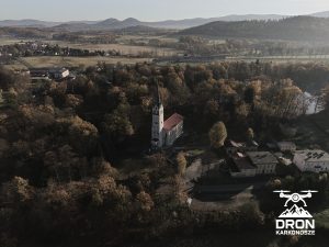 Kościół Mysłakowice zdjęcie z drona dark