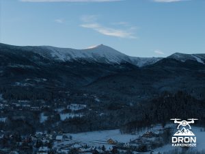 Śnieżka zimą z drona